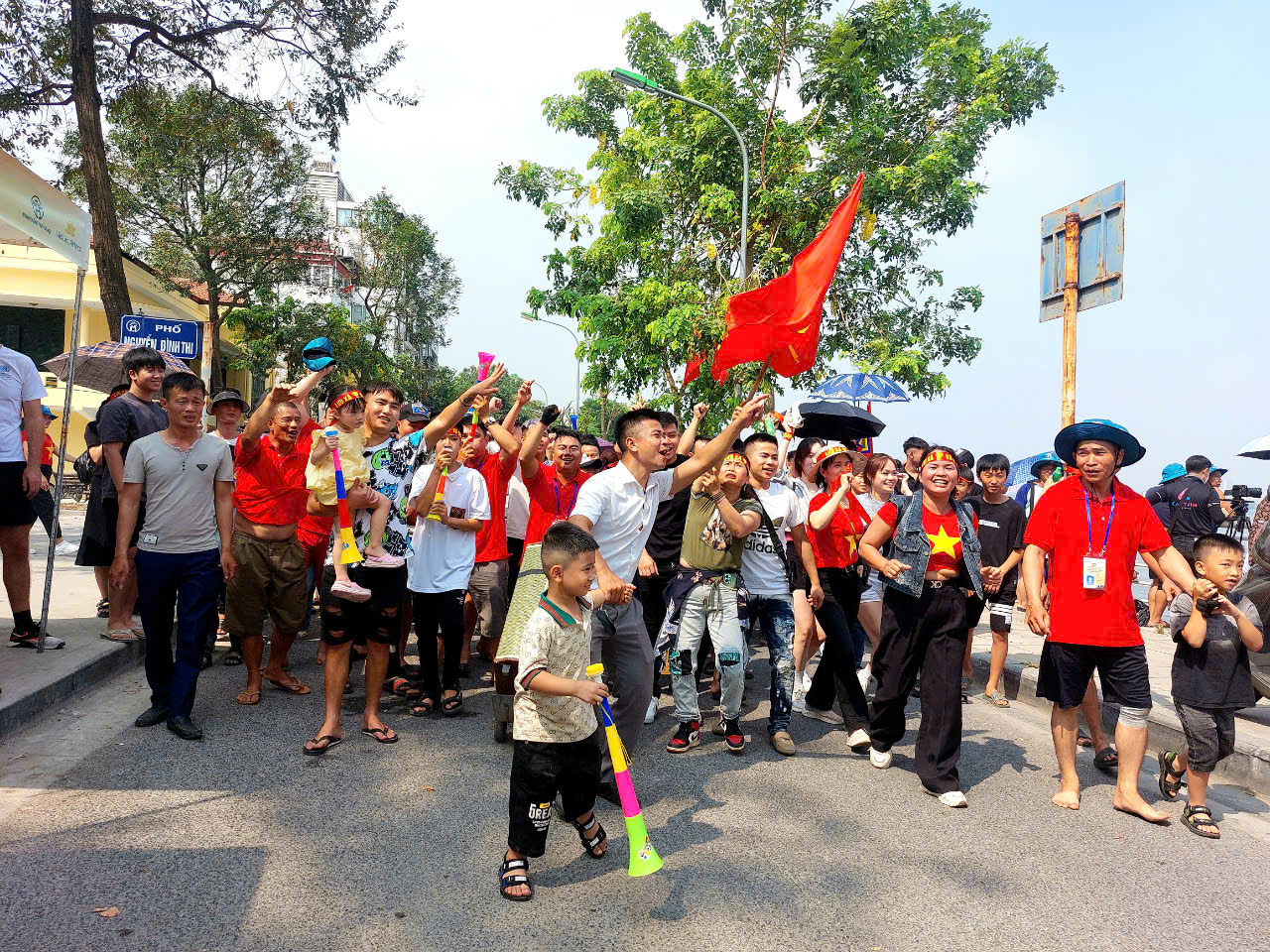 Nô nức đua thuyền ở Hồ Tây chào mừng ngày giải phóng Thủ đô - 16