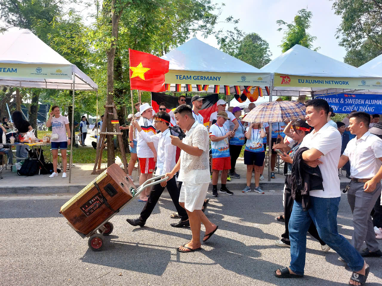 Nô nức đua thuyền ở Hồ Tây chào mừng ngày giải phóng Thủ đô - 15