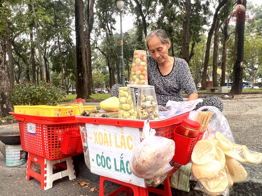 Gánh hàng rong tảo tần của người phụ nữ gốc Huế 20 năm mưu sinh ở Sài thành - 1