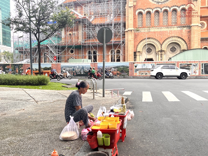 Gánh hàng rong tảo tần của người phụ nữ gốc Huế 20 năm mưu sinh ở Sài thành - 4