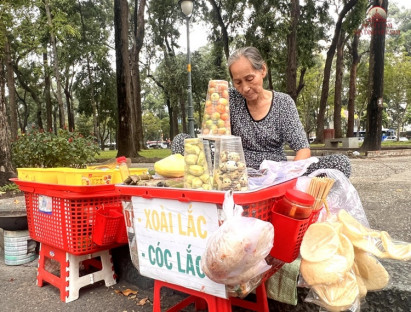  - Gánh hàng rong tảo tần của người phụ nữ gốc Huế 20 năm mưu sinh ở Sài thành