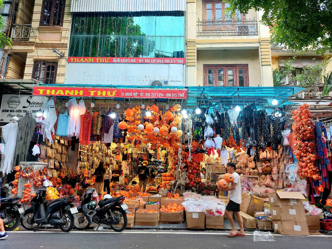 Ngập tràn không khí Halloween ở phố cổ Hà Nội - 8