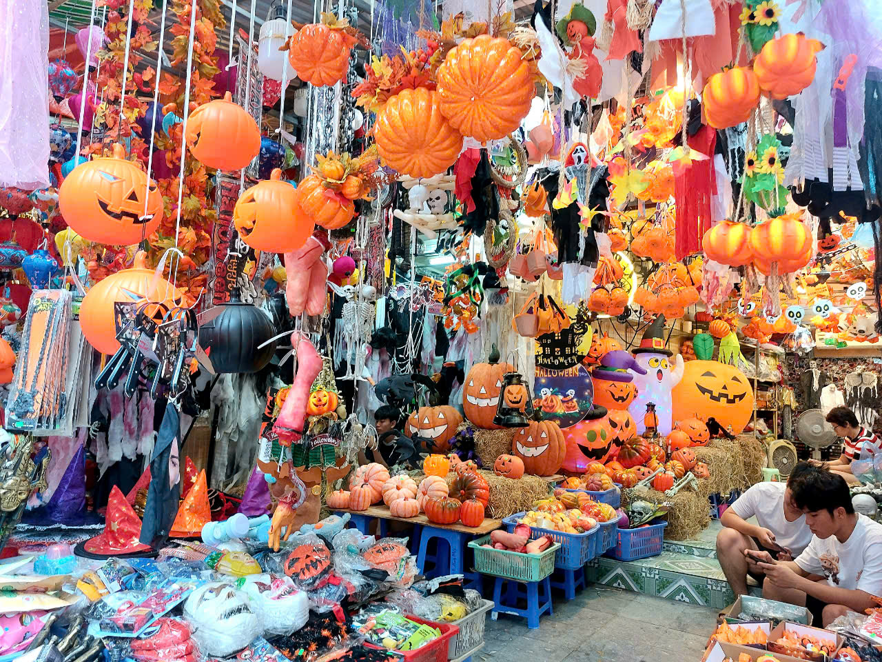 Ngập tràn không khí Halloween ở phố cổ Hà Nội - 4