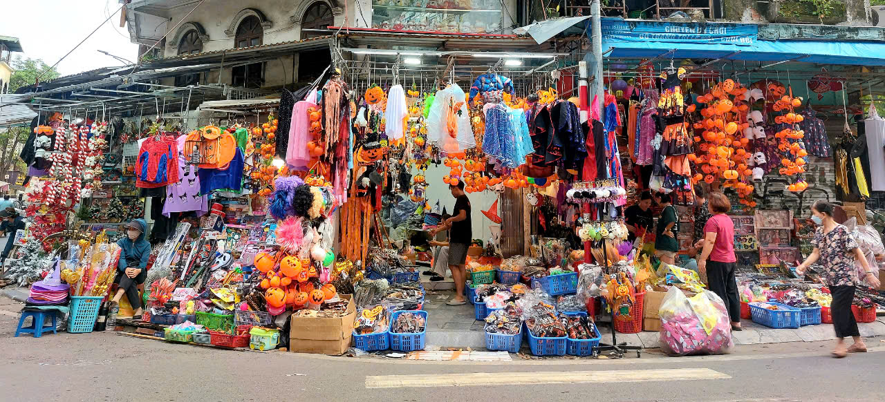 Ngập tràn không khí Halloween ở phố cổ Hà Nội - 1