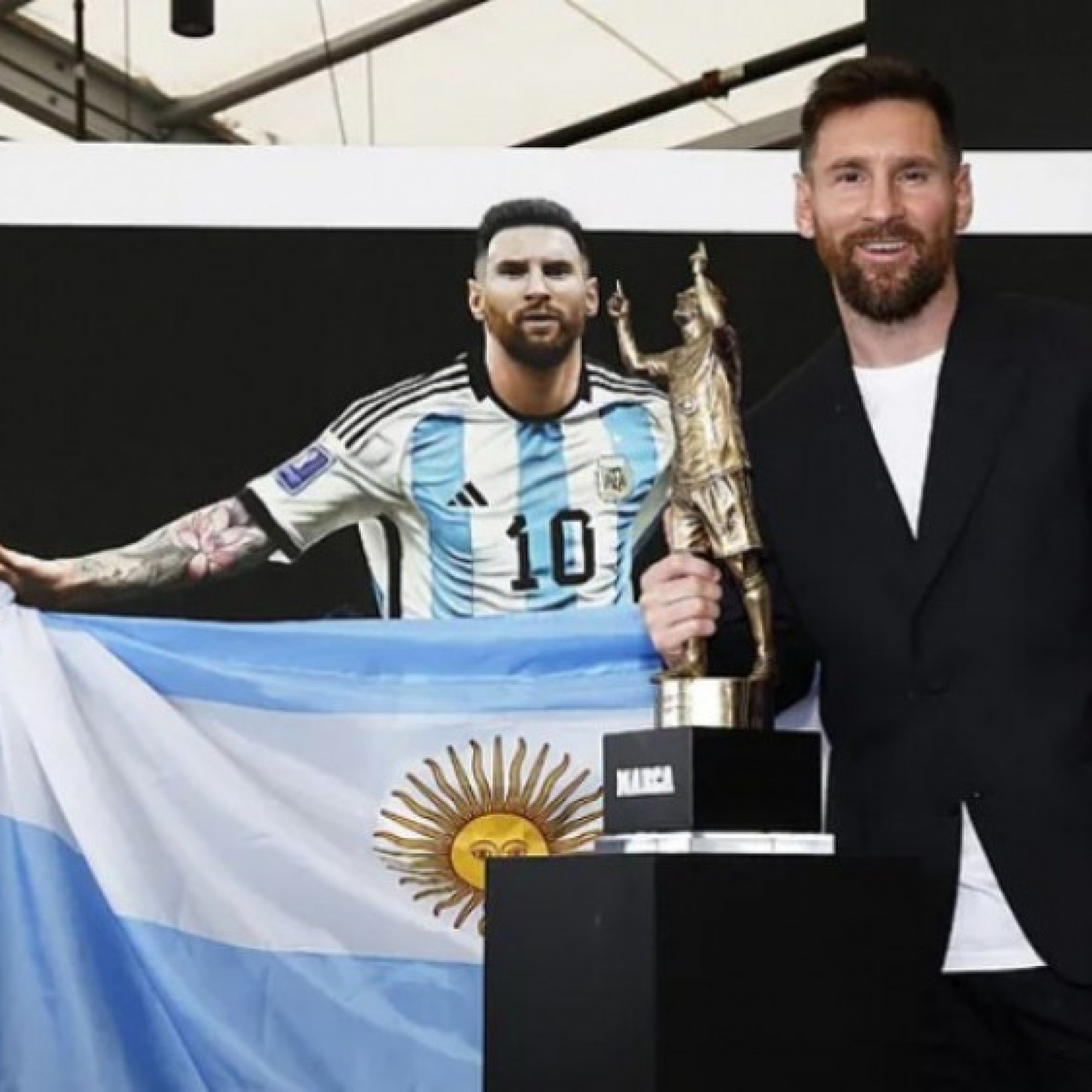  - Messi rạng rỡ trong ngày nhận giải "Cầu thủ nhiều danh hiệu nhất lịch sử"