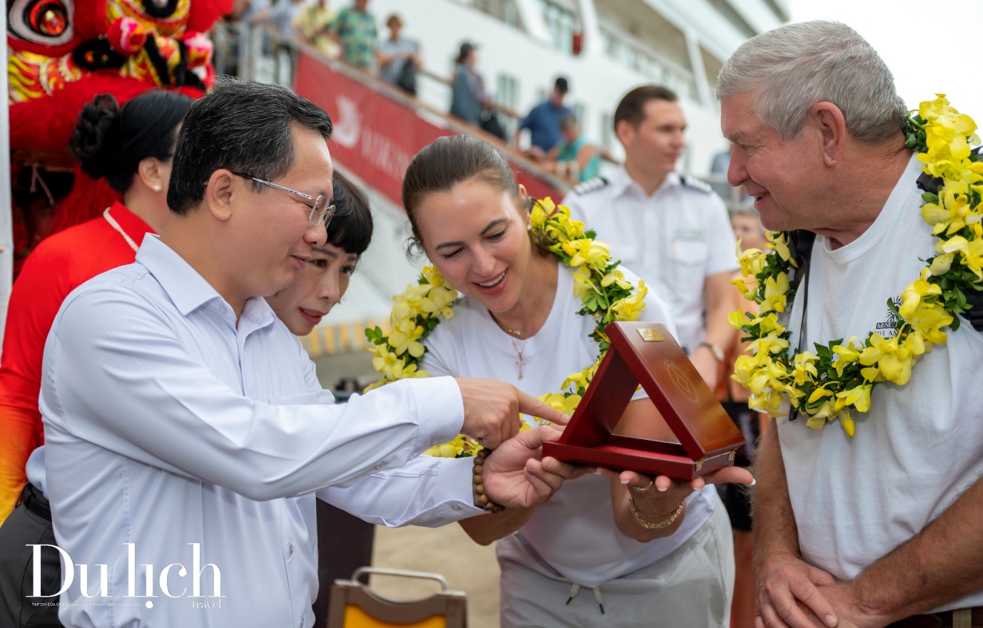 nu du khach bat ngo khi tro thanh vi khach thu 3 trieu den quang ninh - 6