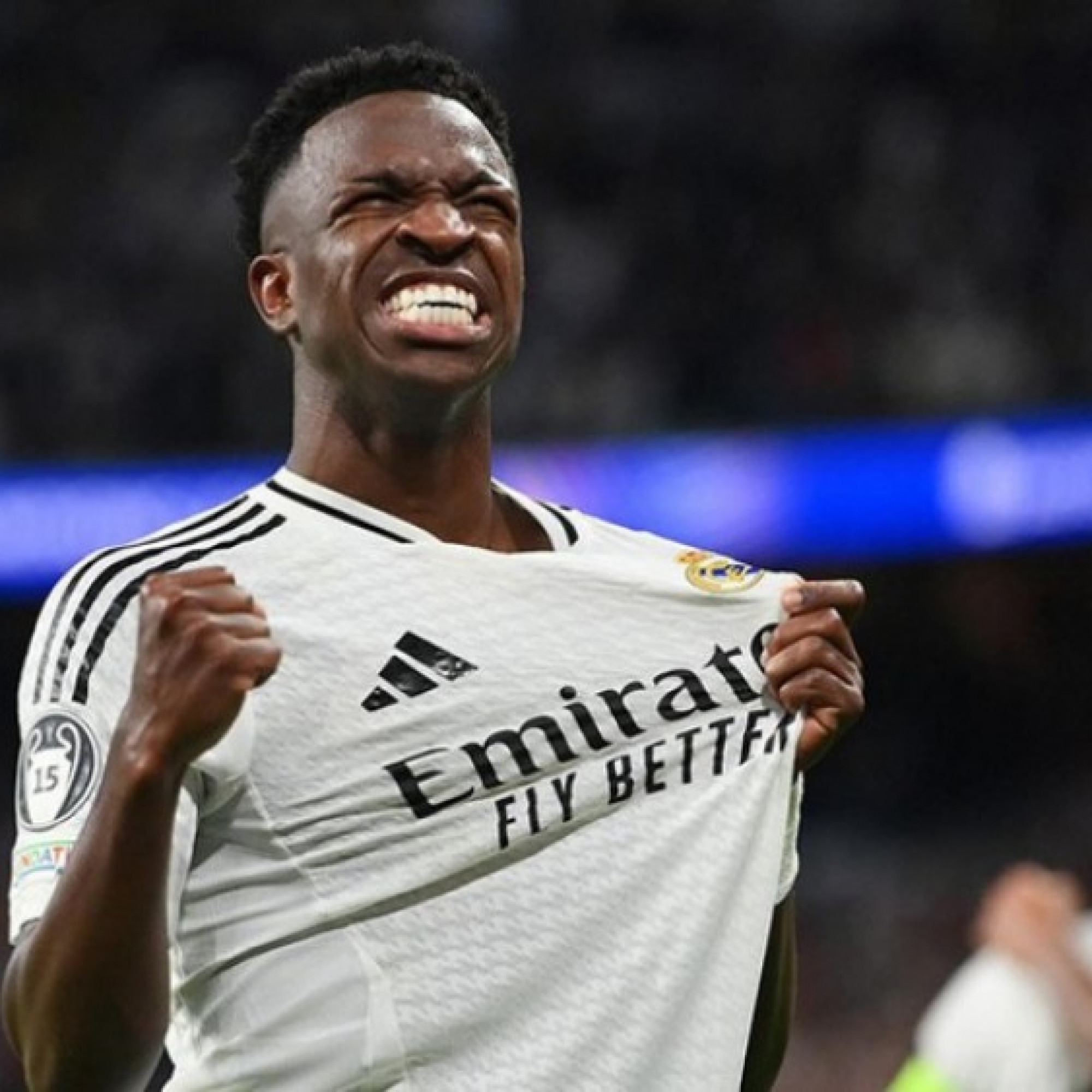  - Vinicius ghi hat-trick sánh vai Ronaldo "béo" ở Cúp C1, muốn ở lại Real mãi mãi