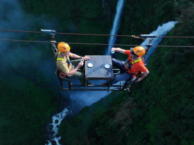  - ‘Đứng tim’ uống cà phê lơ lửng trên không ở Lào