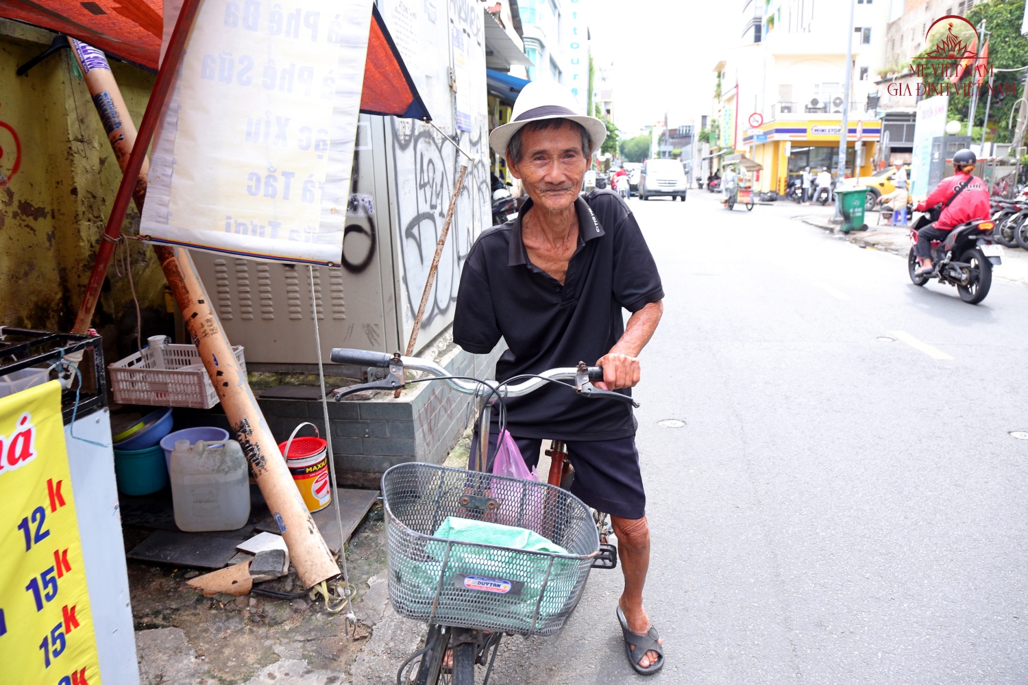 Xe chè hơn 50 tuổi ở TP.HCM: “Không có dư nhưng vẫn muốn con tiếp nối nghề truyền thống” - 2