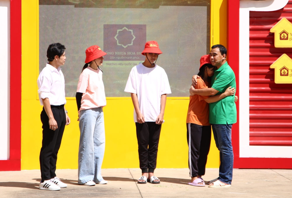 MC Quyền Linh bật khóc, cảm kích trước hành động đẹp của Cao Thái Hà dành cho em nhỏ mồ côi - 2