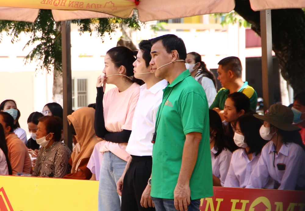MC Quyền Linh bật khóc, cảm kích trước hành động đẹp của Cao Thái Hà dành cho em nhỏ mồ côi - 3