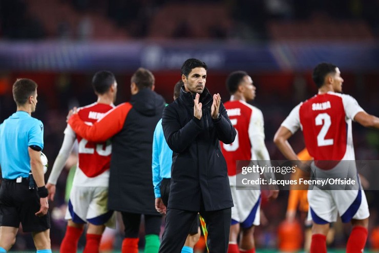 Độc lạ Arteta bắt cầu thủ Arsenal vắt chanh, chơi domino, thuê móc túi trò cưng - 2