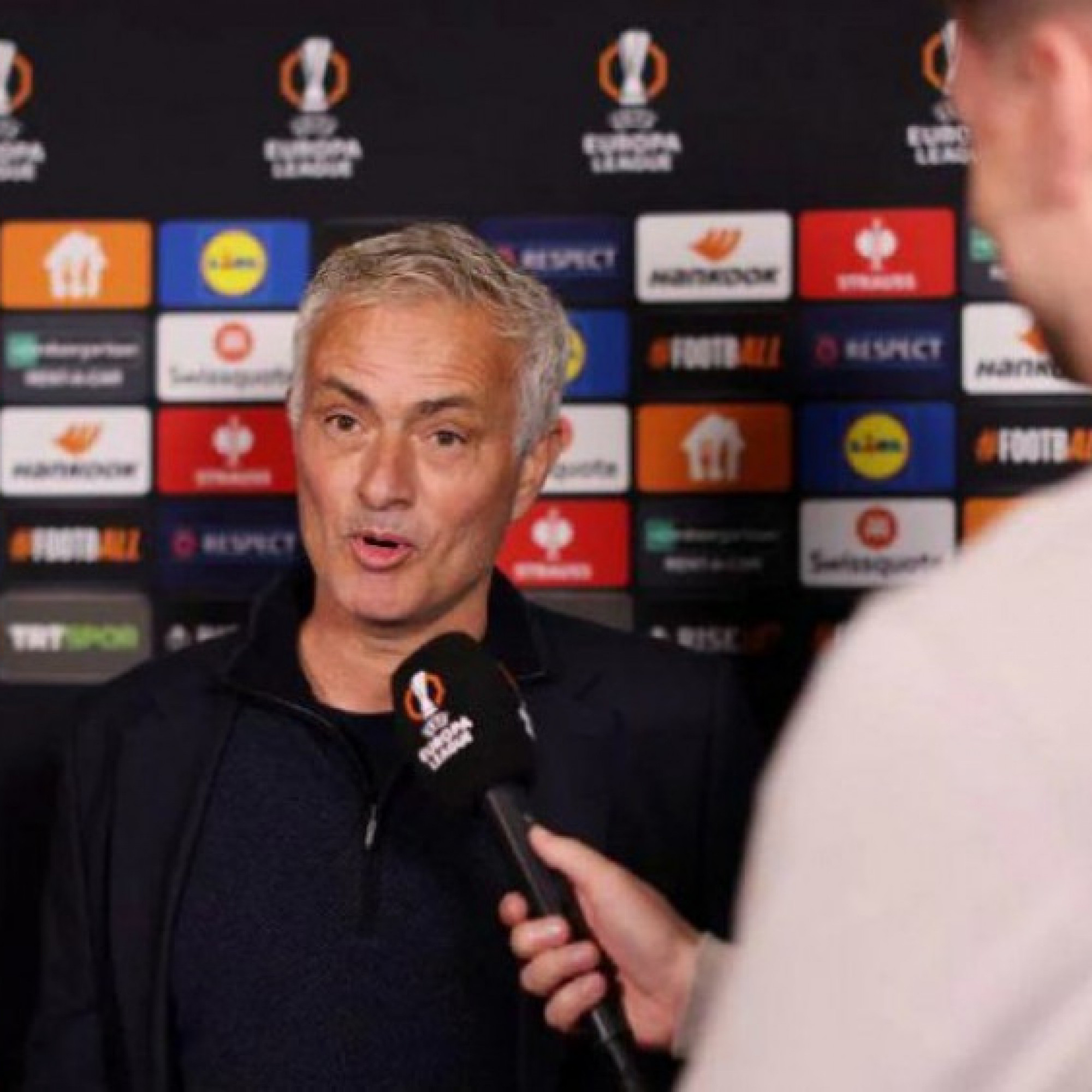  - HLV Mourinho nhận thẻ đỏ trong ngày tái ngộ MU, nói gì sau trận đấu?