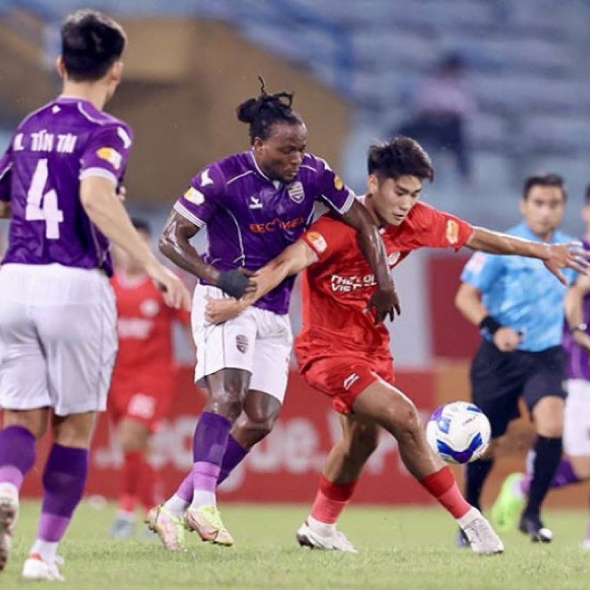  - Video bóng đá Thể Công Viettel - Bình Dương: Người hùng Đức Chiến, tạm chiếm ngôi đầu (V League)