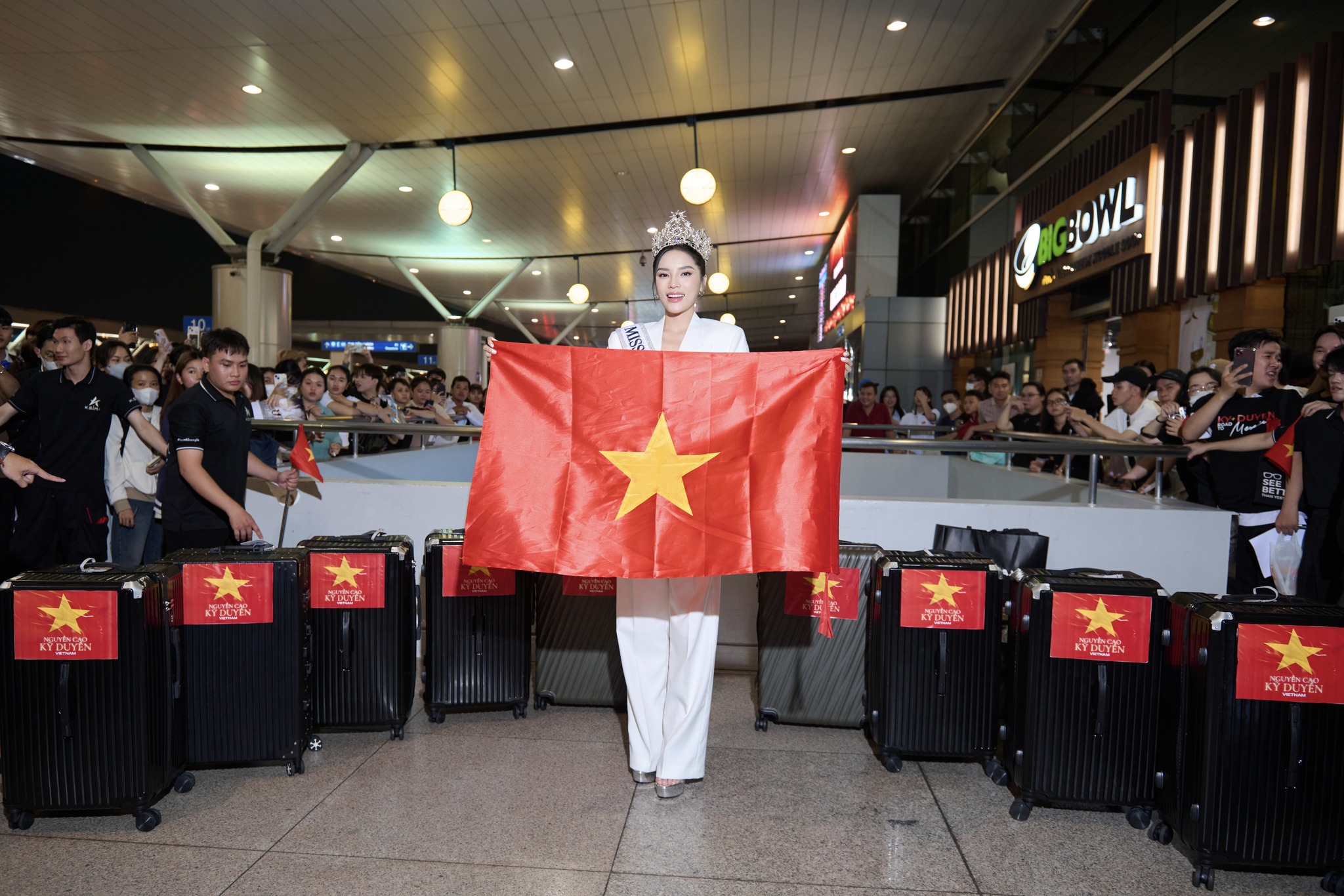 Trong 1 ngày có 2 nàng hậu Việt Nam đi thi quốc tế: Thanh Thuỷ và Kỳ Duyên ai sẽ có thành tích tốt hơn? - 4