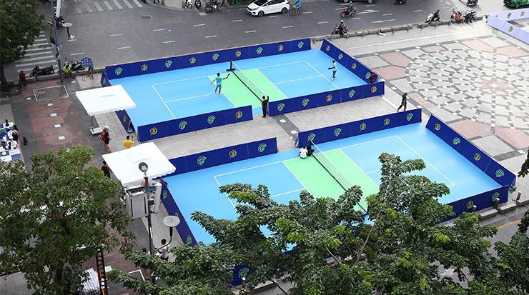 Người đẹp thích thú chơi pickleball tại phố đi bộ ở TP.HCM - 1