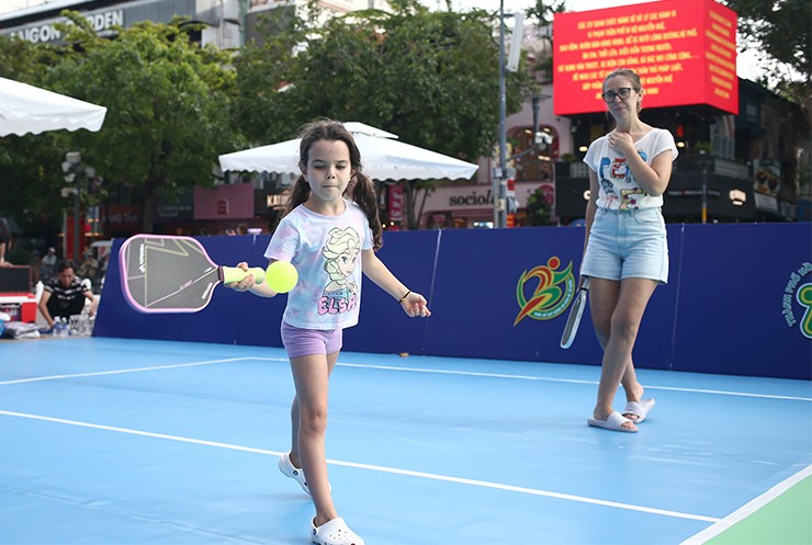 Người đẹp thích thú chơi pickleball tại phố đi bộ ở TP.HCM - 14