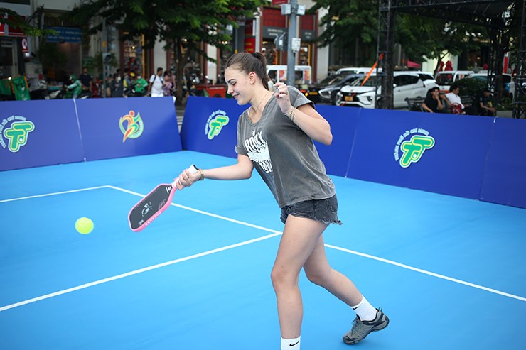 Người đẹp thích thú chơi pickleball tại phố đi bộ ở TP.HCM - 15
