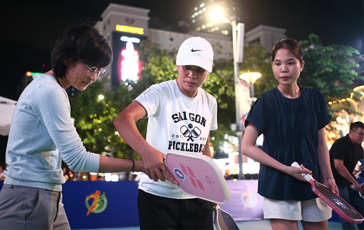 Người đẹp thích thú chơi pickleball tại phố đi bộ ở TP.HCM - 2