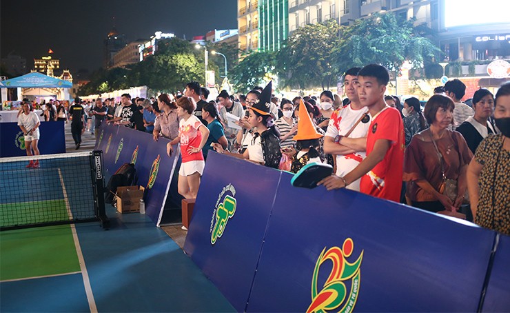 Người đẹp thích thú chơi pickleball tại phố đi bộ ở TP.HCM - 3