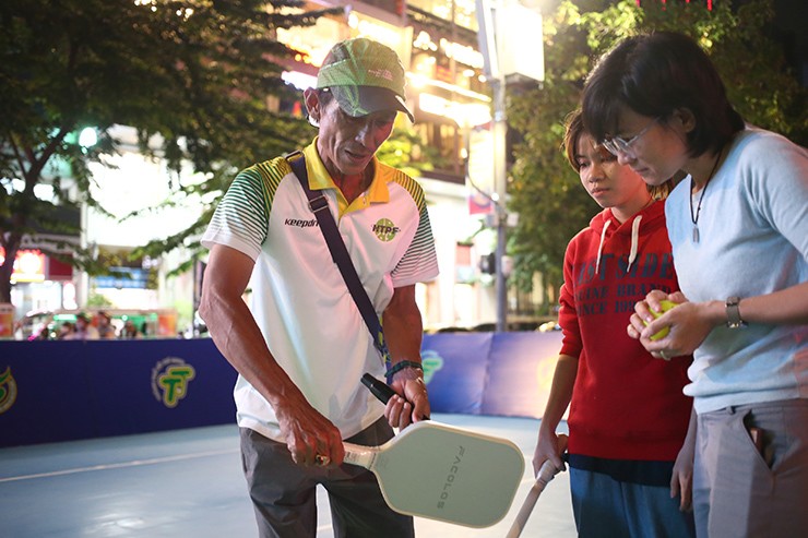 Người đẹp thích thú chơi pickleball tại phố đi bộ ở TP.HCM - 4