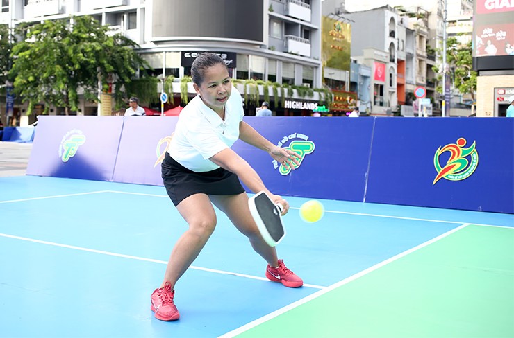 Người đẹp thích thú chơi pickleball tại phố đi bộ ở TP.HCM - 5