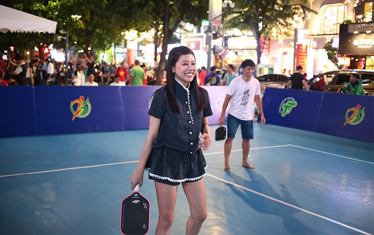 Người đẹp thích thú chơi pickleball tại phố đi bộ ở TP.HCM - 7