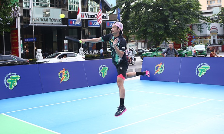 Người đẹp thích thú chơi pickleball tại phố đi bộ ở TP.HCM - 9