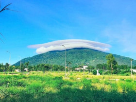  - Người dân Đồng Nai được ngắm 'mây đĩa bay' khổng lồ trên đỉnh núi Chứa Chan