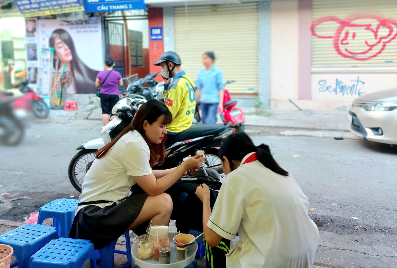 Hà Nội trở lạnh, đến phố Châu Long ăn bát bánh đúc nóng hổi - 7