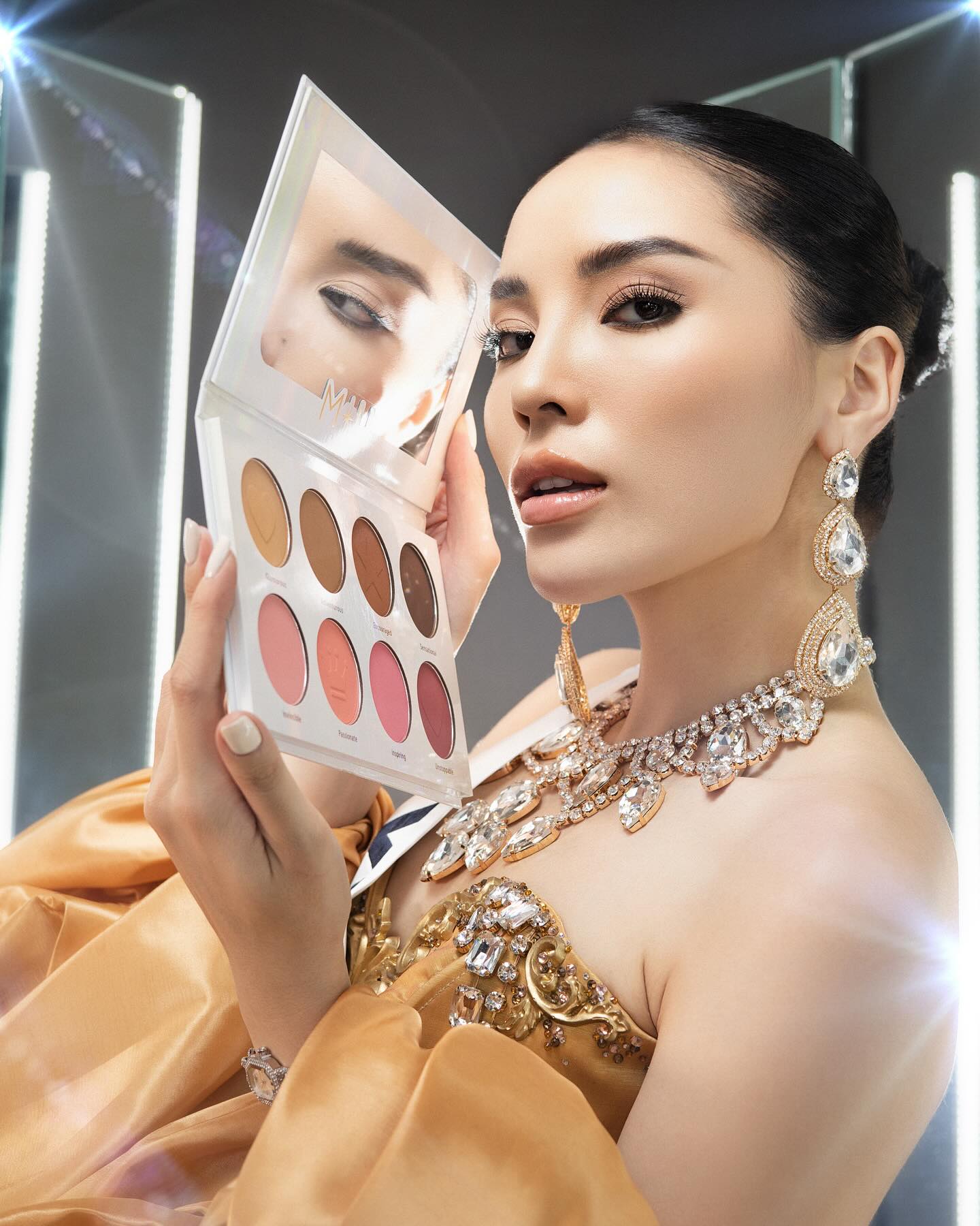 Kỳ Duyên áp đảo các đối thủ với 3 tấm hình trên trang chủ Miss Universe - 2