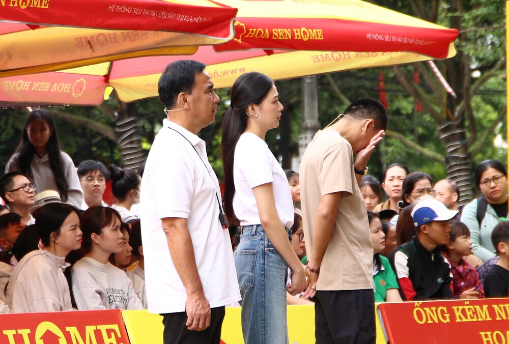 Mái ấm gia đình Việt: Diễn viên Trần Kim Hải và diễn viên Huỳnh Bảo Ngọc tặng xe đạp cho trẻ em mồ côi - 2
