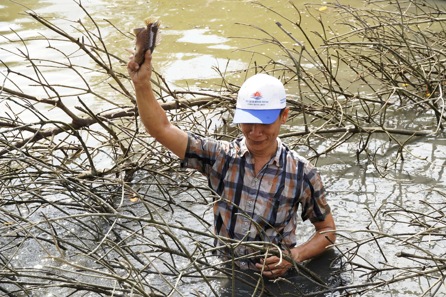 Du khách thích trải nghiệm dỡ chà bắt cá ở Cà Mau - 3