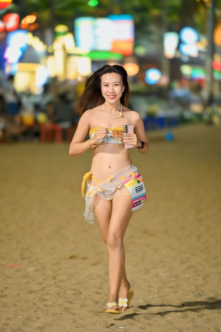 "Hoa mắt chóng mặt" ở giải chạy bikini Thái Lan, thời trang rực rỡ đủ sắc màu - 5