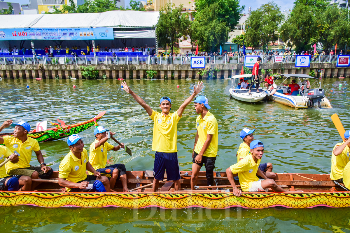 Hàng ngàn người đổ ra xem đua ghe Ngo trên kênh Nhiêu Lộc - Thị Nghè - 3