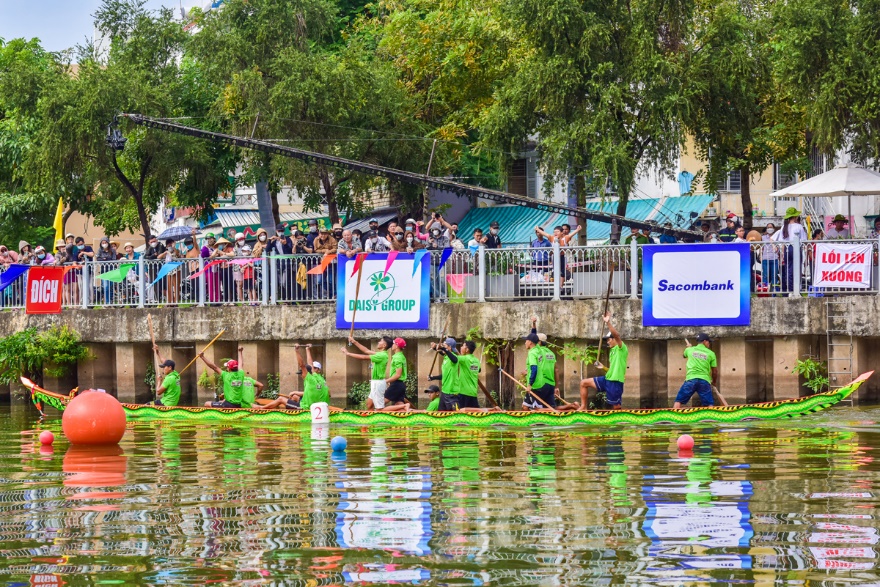 Hàng ngàn người đổ ra xem đua ghe Ngo trên kênh Nhiêu Lộc - Thị Nghè - 6