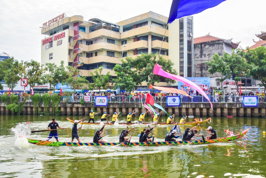 Hàng ngàn người đổ ra xem đua ghe Ngo trên kênh Nhiêu Lộc - Thị Nghè - 1