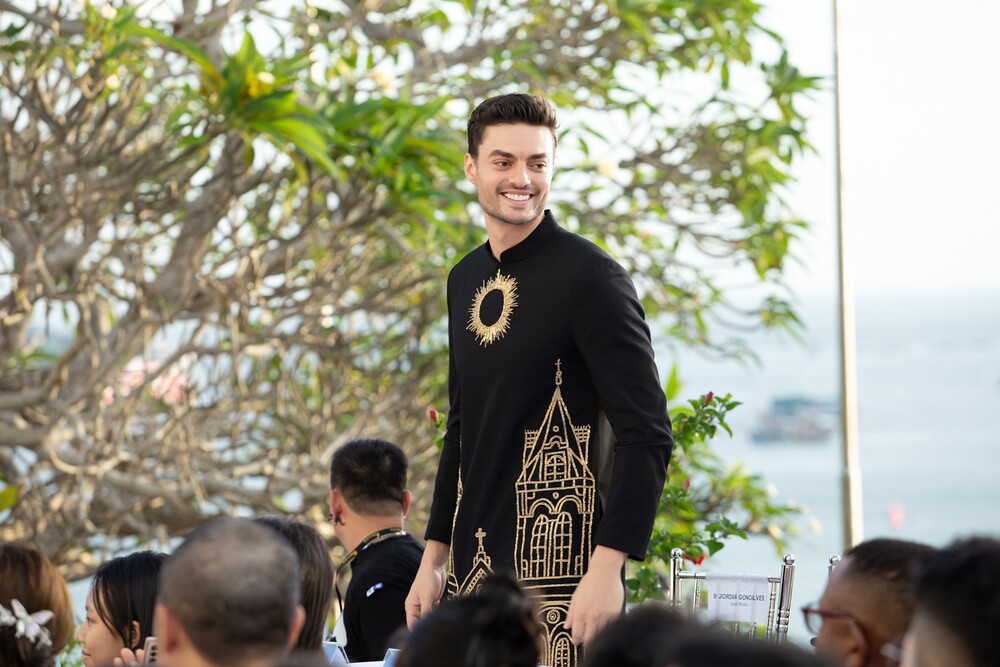 Chân dung giám khảo Mr World sở hữu body 6 múi như tạc tượng không kém cạnh thí sinh - 2