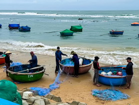  - Ngư dân cất lưới, neo đậu thuyền ghe, bình tĩnh đón “bão chồng bão”