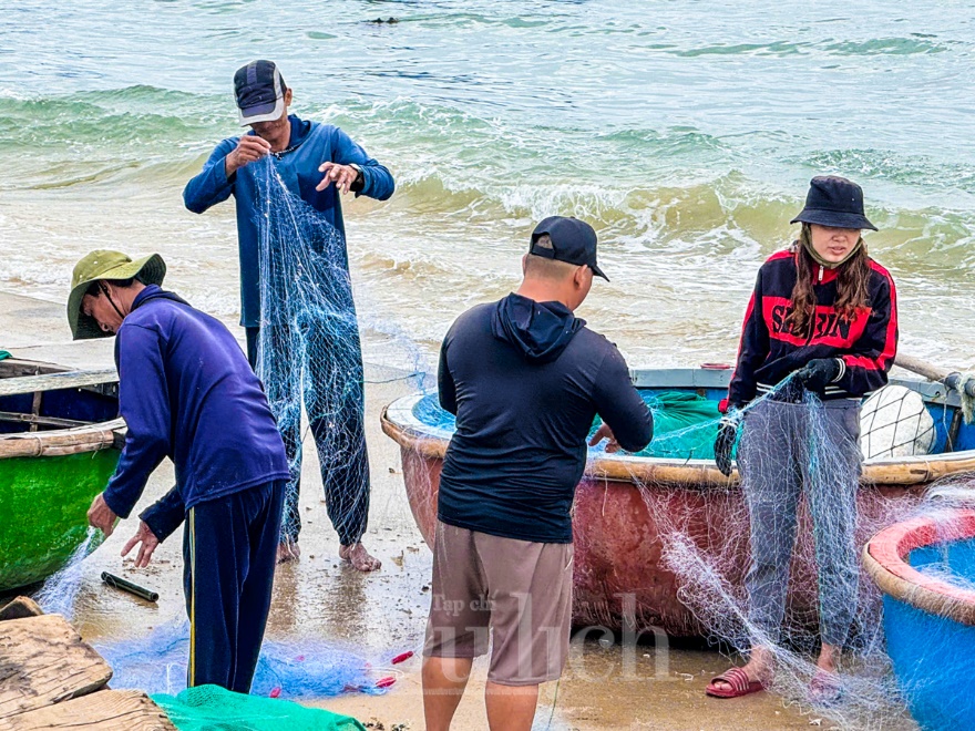 Ngư dân cất lưới, neo đậu thuyền ghe, bình tĩnh đón “bão chồng bão” - 7