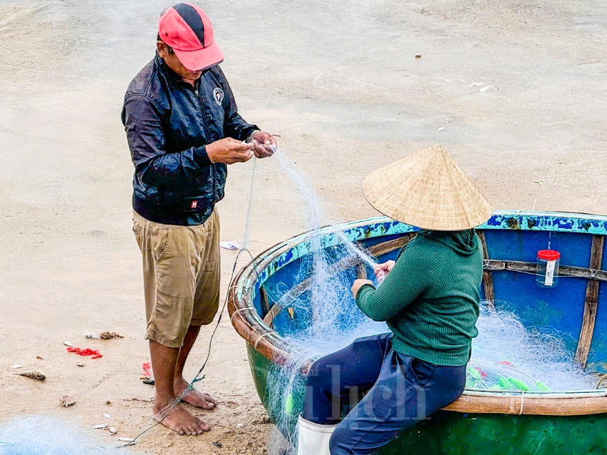 Ngư dân cất lưới, neo đậu thuyền ghe, bình tĩnh đón “bão chồng bão” - 8