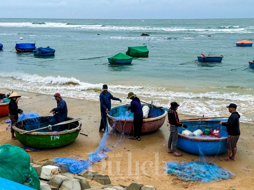 Ngư dân cất lưới, neo đậu thuyền ghe, bình tĩnh đón “bão chồng bão” - 10