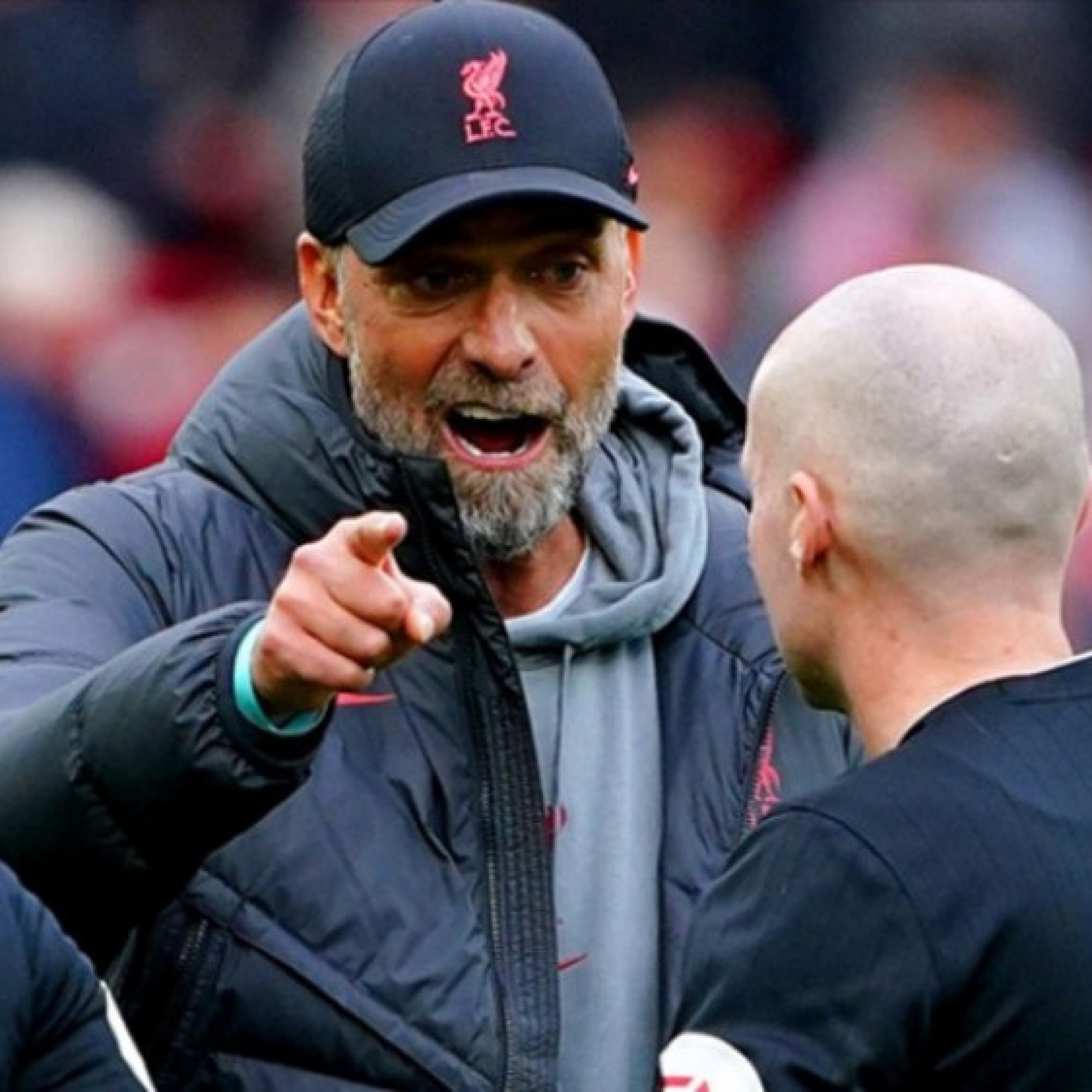  - Góc khuất vụ trọng tài chửi Liverpool: Klopp bị "vua áo đen" ghét nhất ở Anh