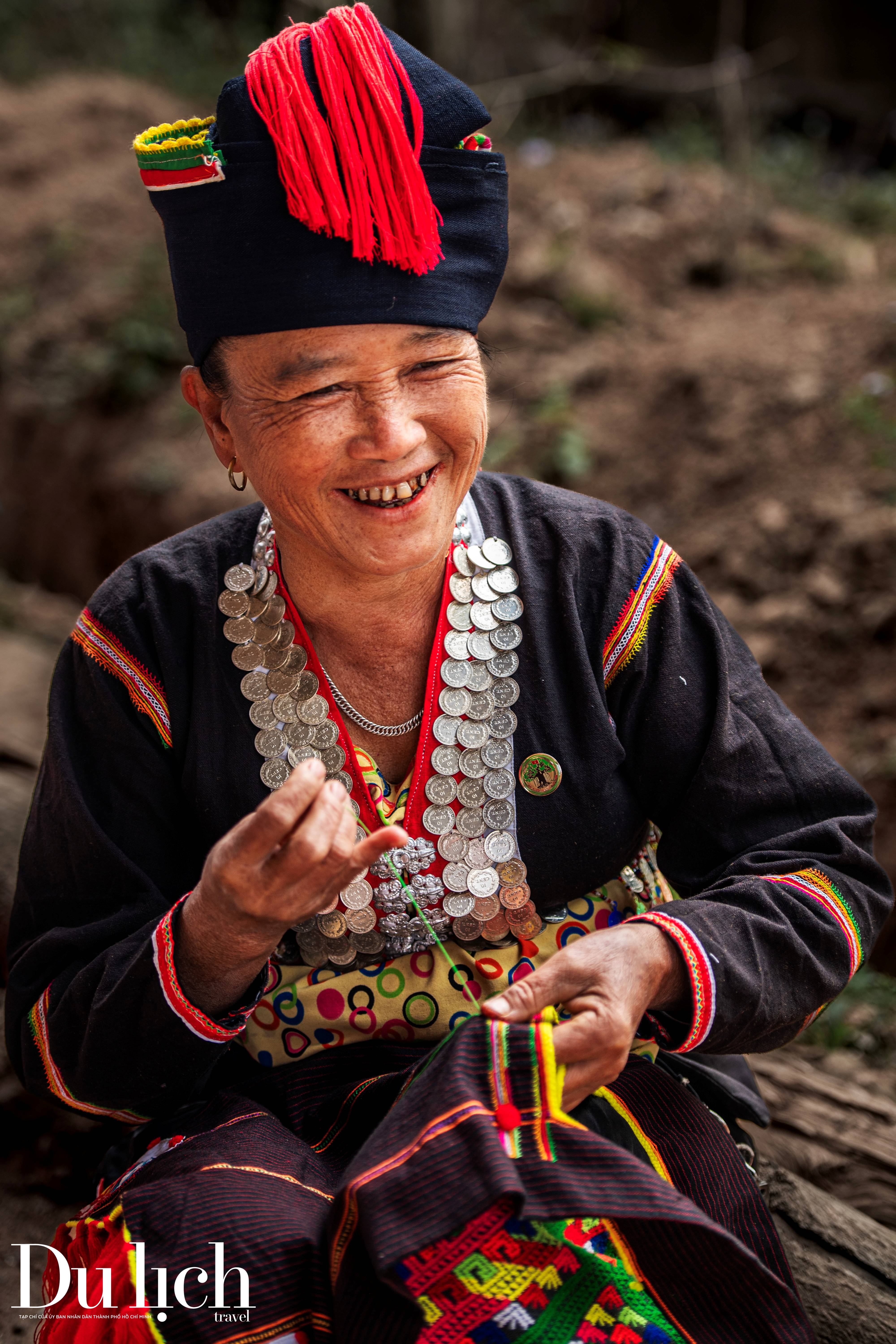 khan pieu, ao com - net dep y phuc nguoi kho mu o dien bien - 1