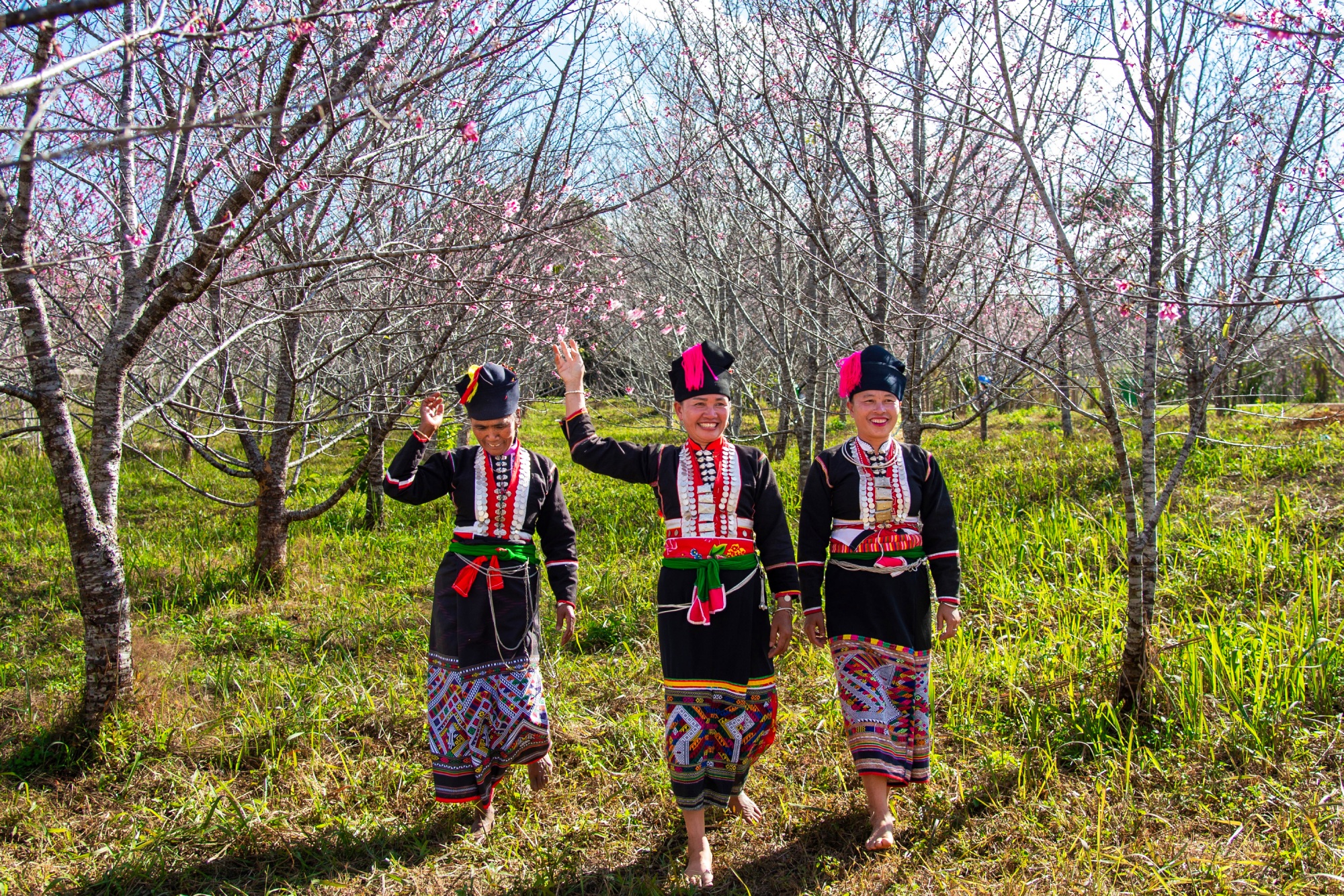 khan pieu, ao com - net dep y phuc nguoi kho mu o dien bien - 3