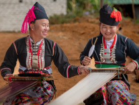  - Khăn piêu, áo cóm - nét đẹp y phục người Khơ Mú ở Điện Biên