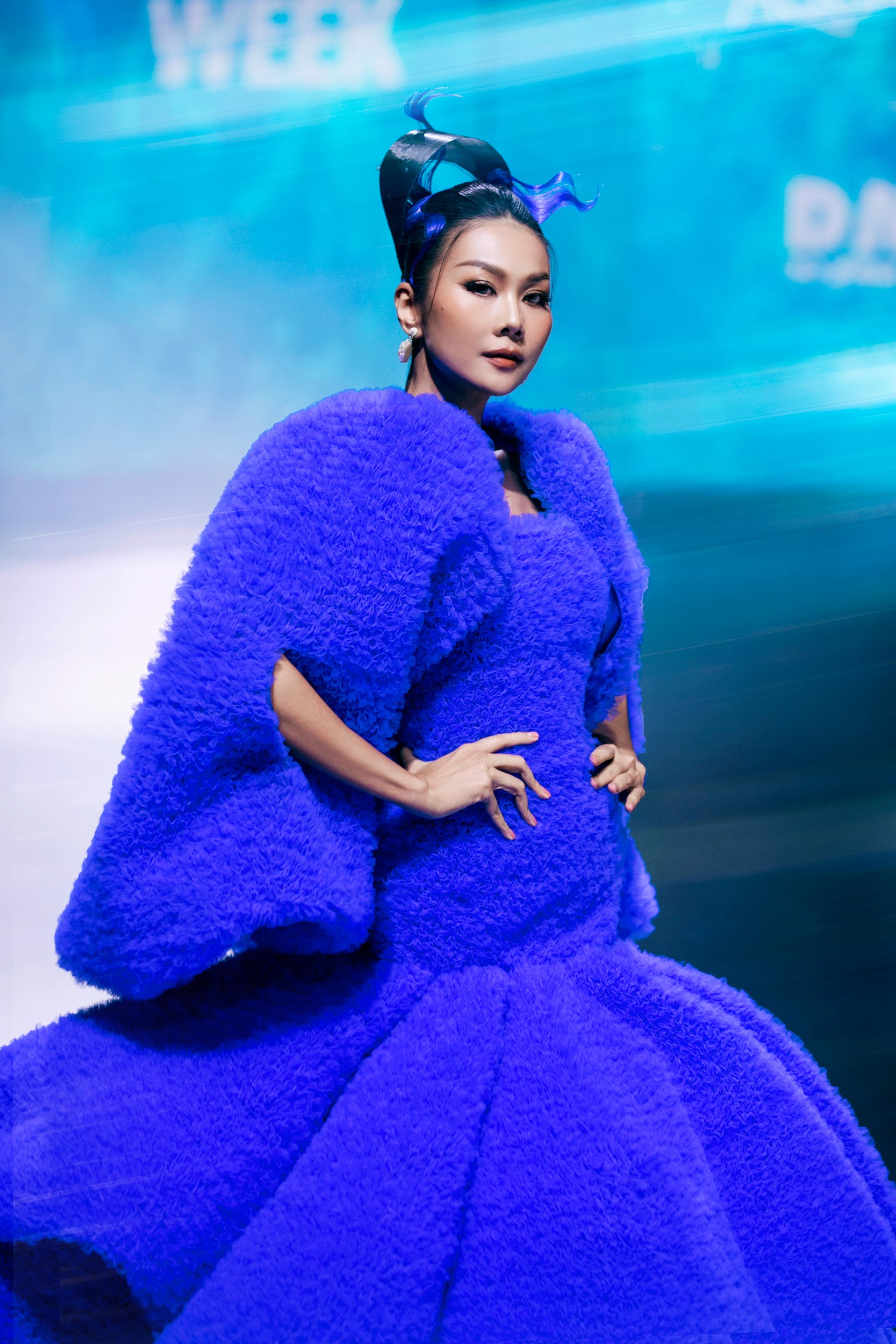 Thanh Hằng, H'Hen Niê, Miss Cosmo 2024 Tata đọ trình catwalk ngày khai mạc Tuần lễ thời trang Quốc tế Việt Nam - 5