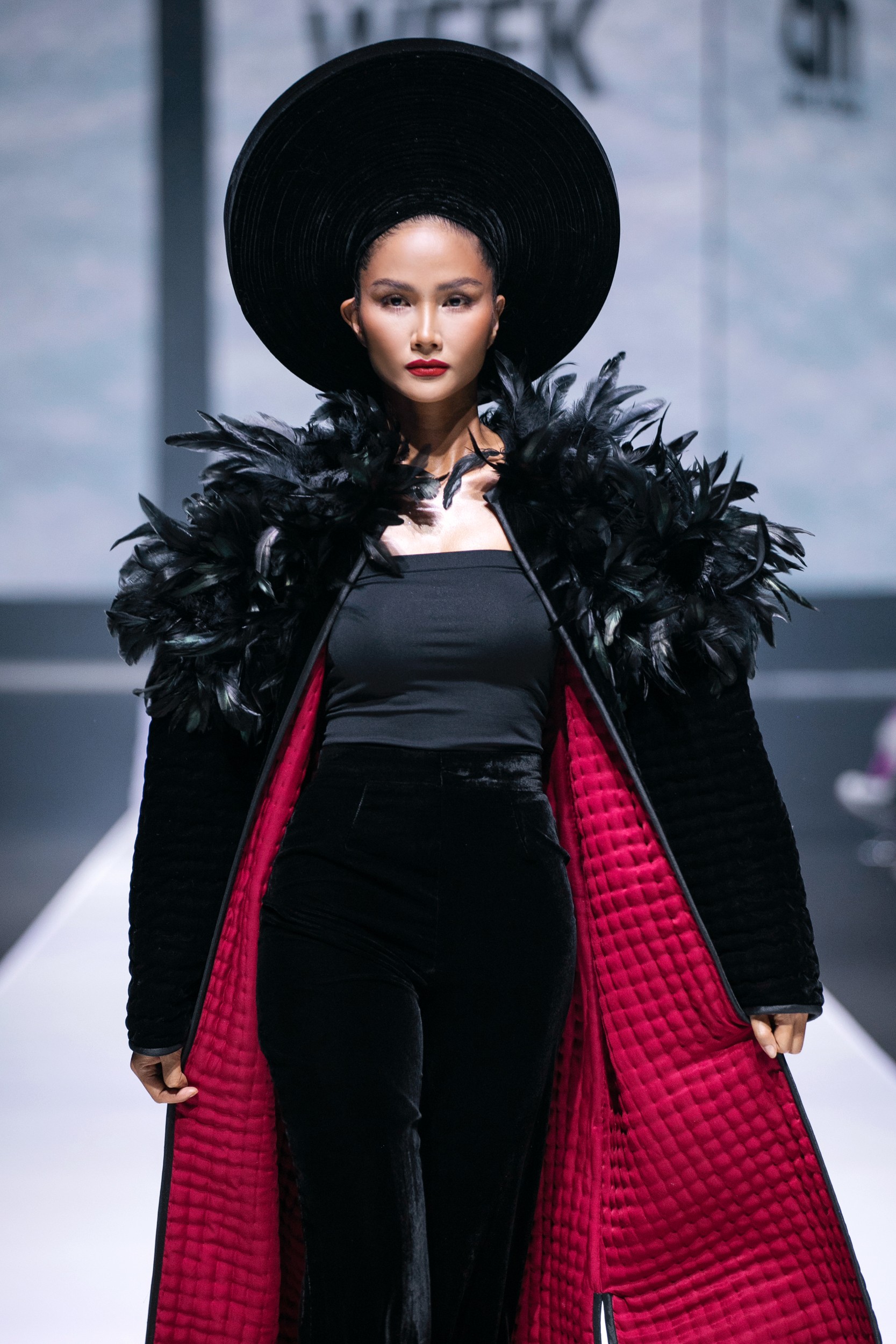 Thanh Hằng, H'Hen Niê, Miss Cosmo 2024 Tata đọ trình catwalk ngày khai mạc Tuần lễ thời trang Quốc tế Việt Nam - 7