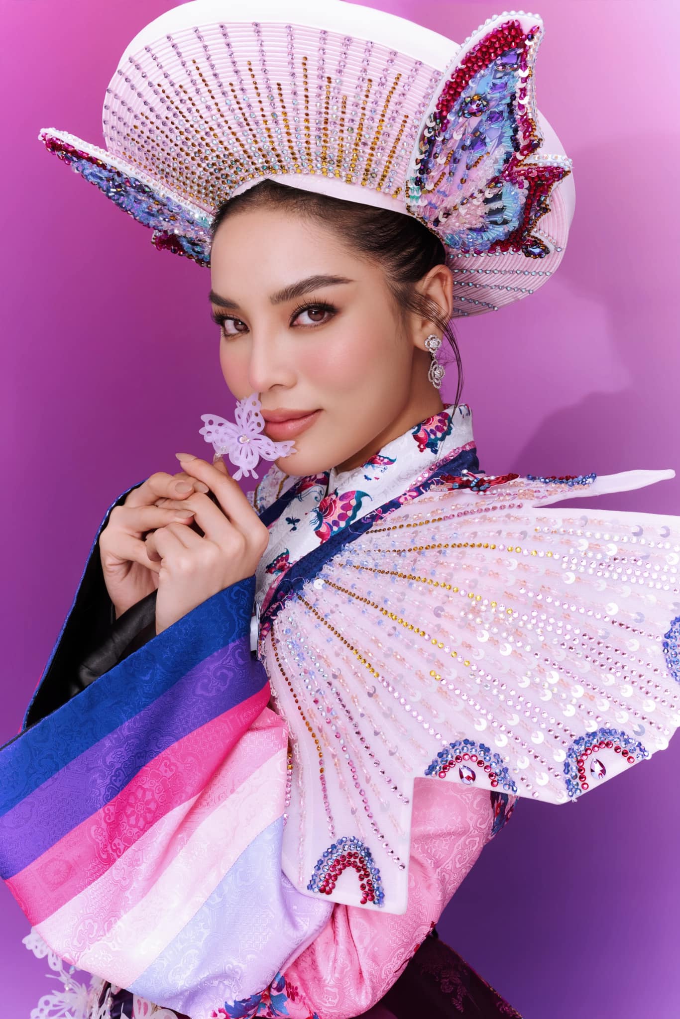 Hoa hậu Kỳ Duyên công bố trang phục dân tộc dự thi Miss Universe 2024 - 5