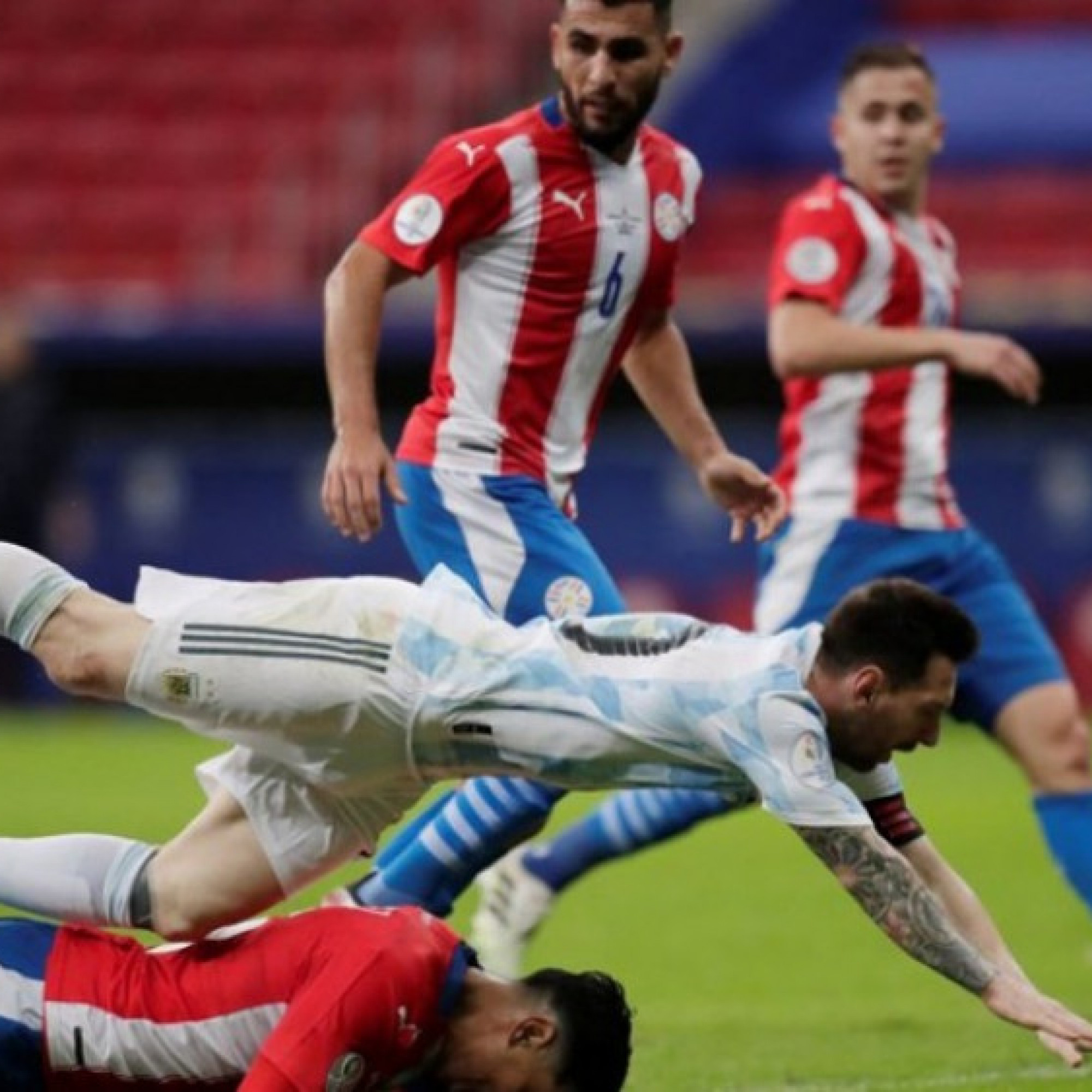  - Trực tiếp bóng đá Paraguay - Argentina: Messi căng thẳng với trọng tài (Vòng loại World Cup)